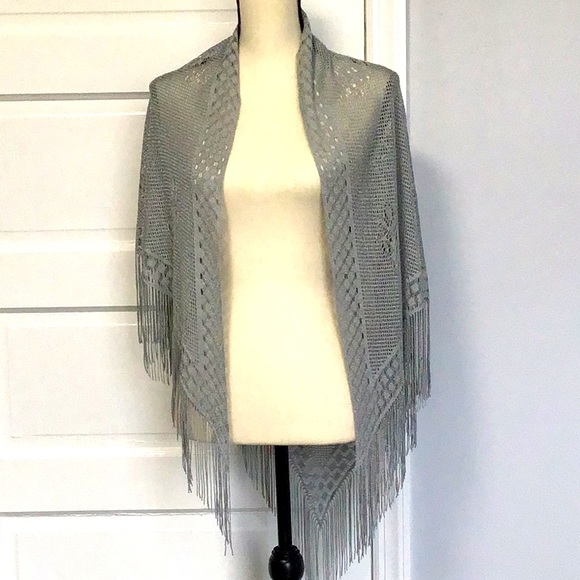 Amazing Delicate Gray Triangular Party Wrap - Picture 1 of 12